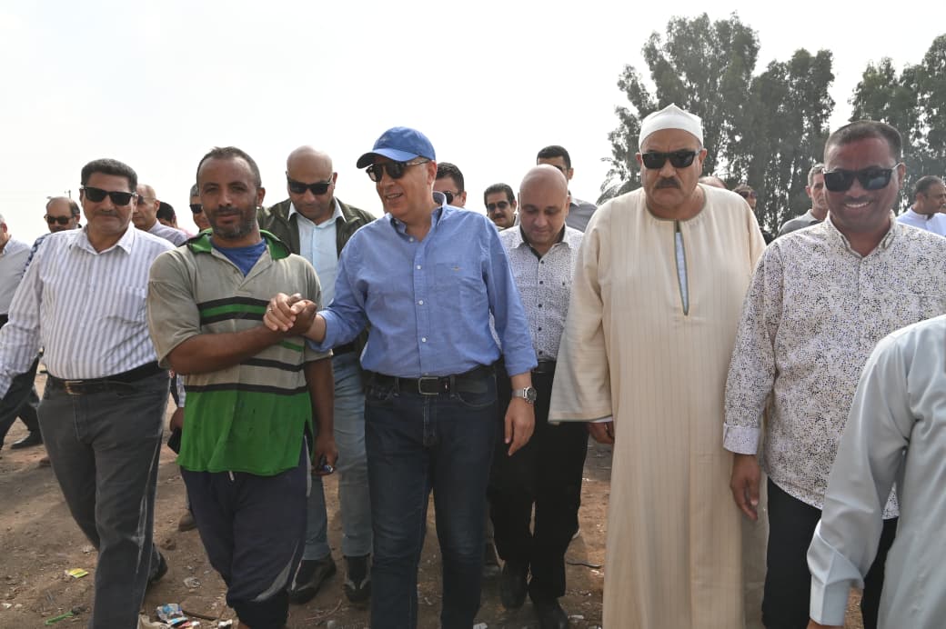 جانب من زيارة وزير الرى