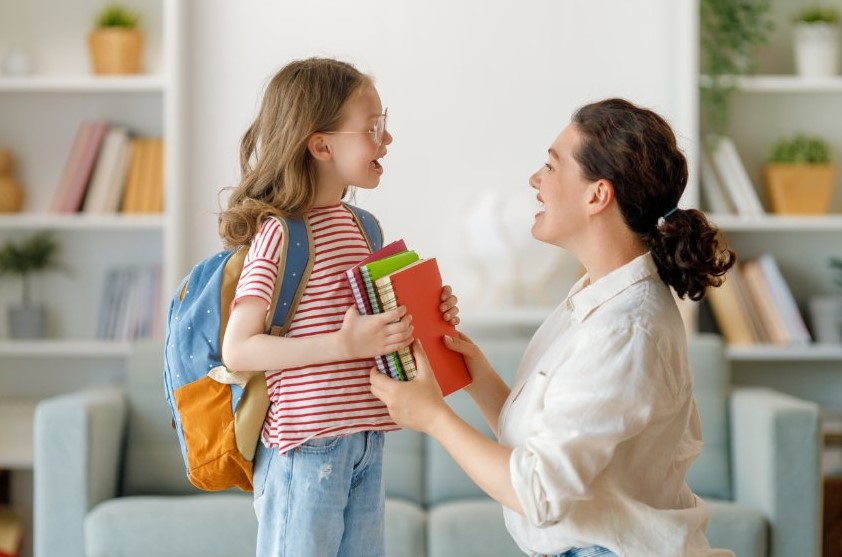 أم تعد طفلتها للمدرسة
