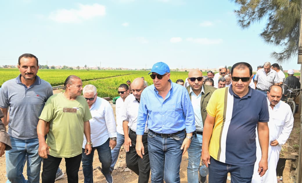 وزير الرى مع الأهالى