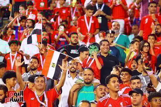 الجمهور يساند المنتخب من المدرجات الجمهور يساند المنتخب من المدرجات