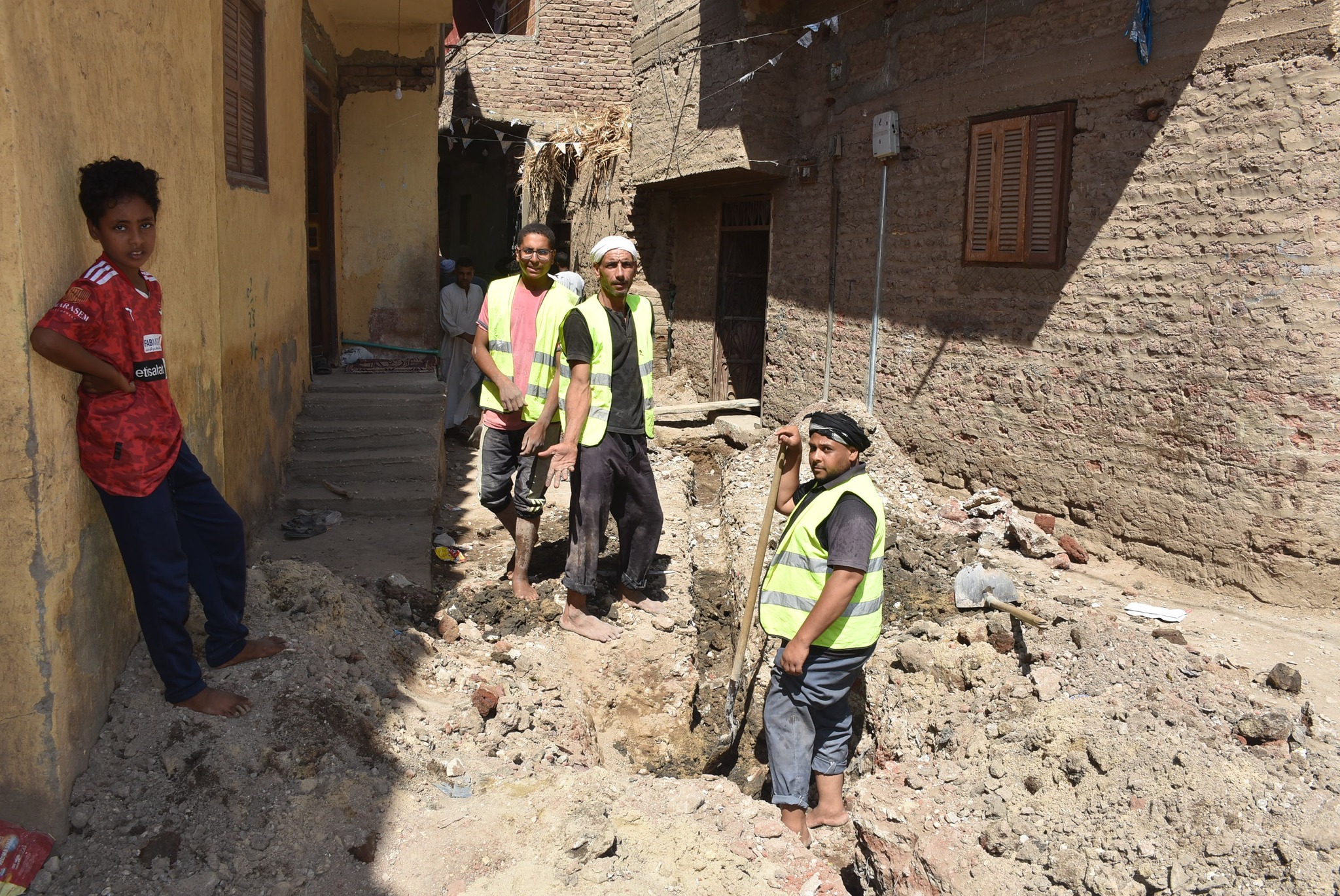 تركيب الوصلات المنزلية للصرف الصحي بقرى حياة كريمة فى مركزى إسنا وأرمنت