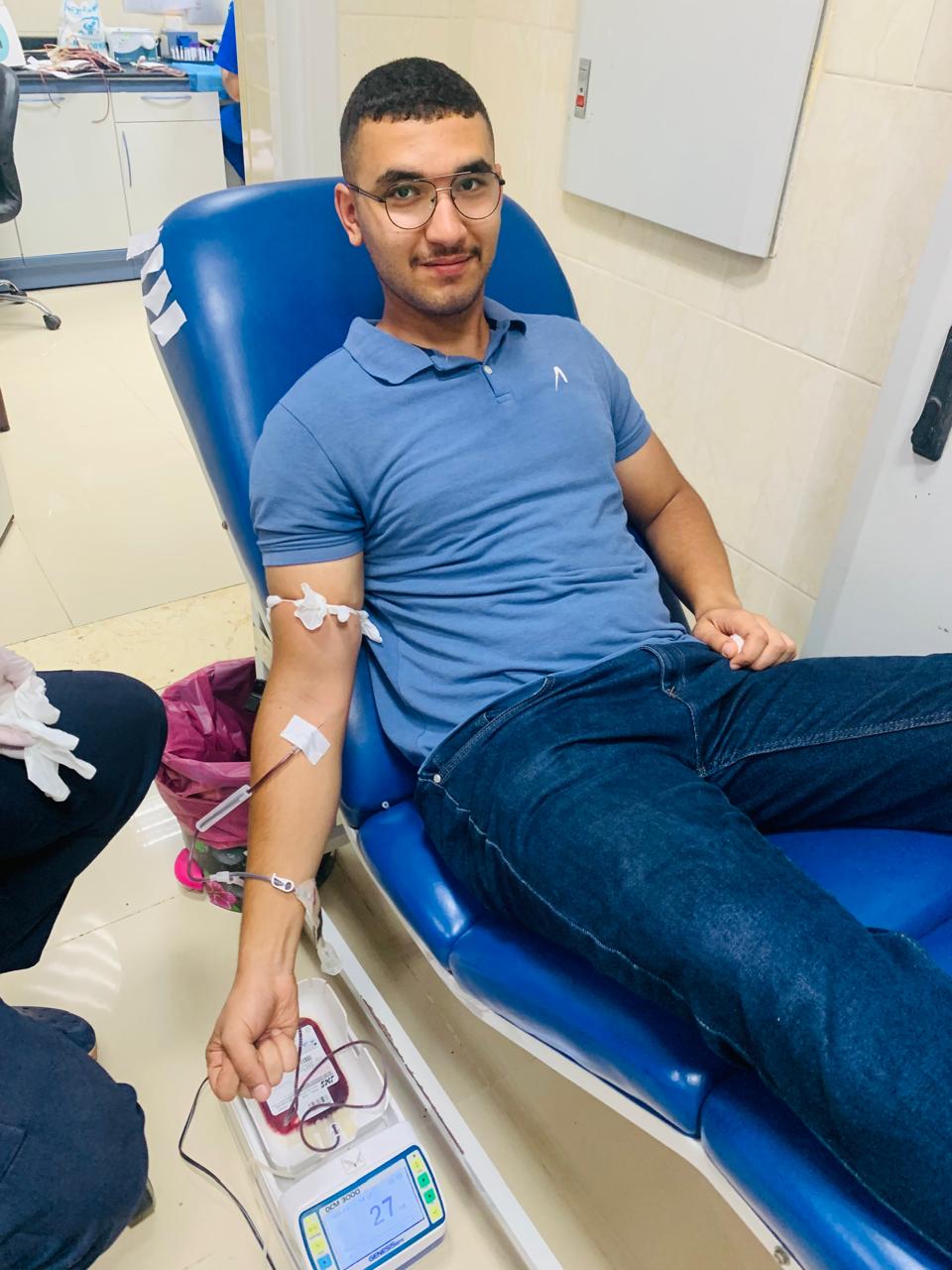 طالب بجامعة كفر الشيخ يتبرع بالدم طالب بجامعة كفر الشيخ يتبرع بالدم