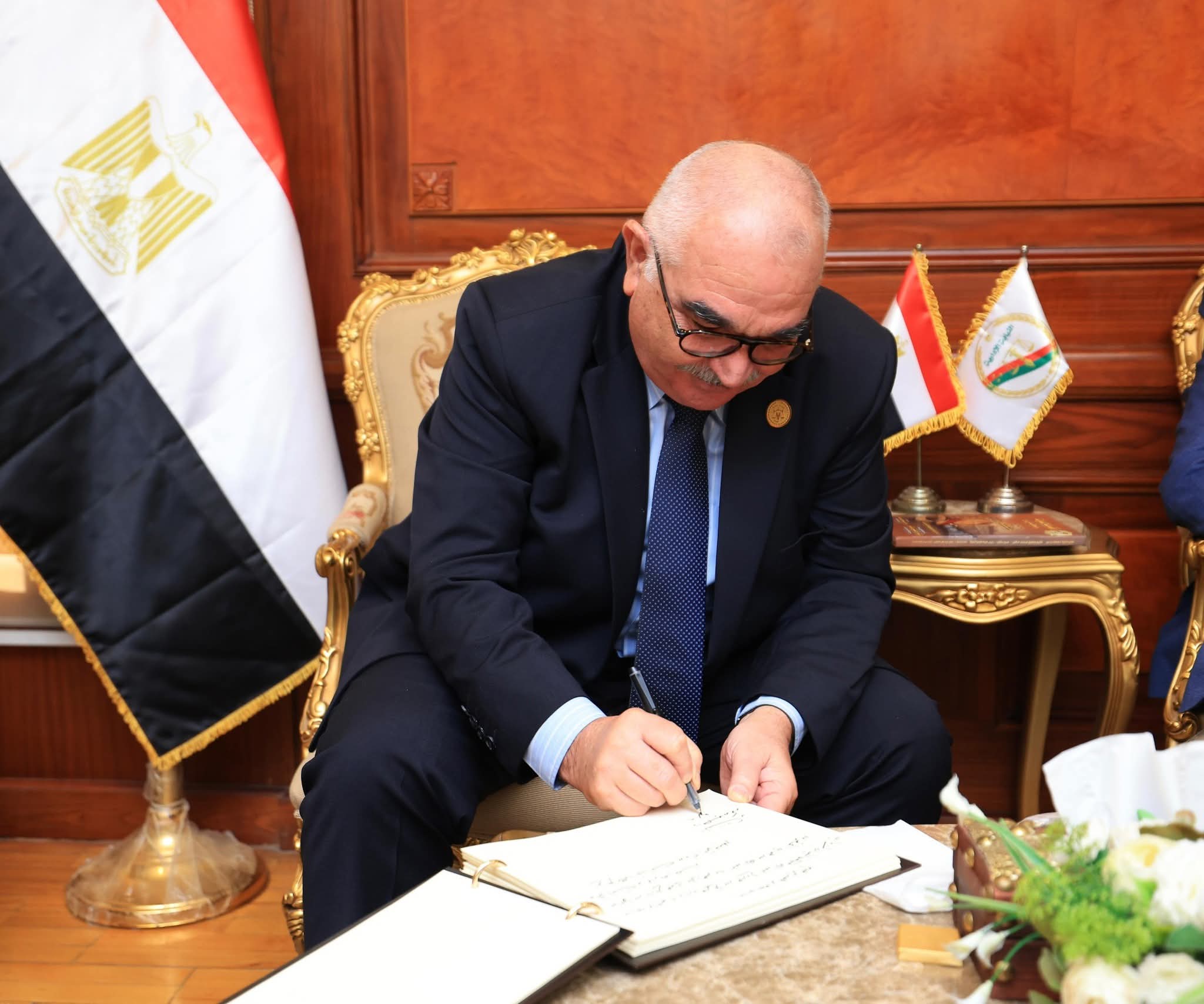 رئيس هيئة قضايا الدولة يزور المستشار محمد الشناوى في مكتبه  (2)