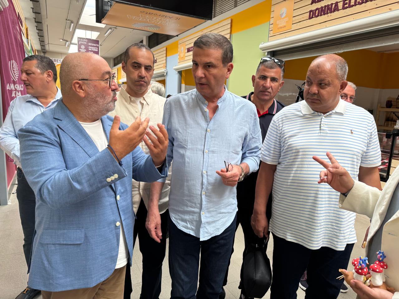 وزيرا الزراعة والشؤون النيابية يتفقدان تجربة السوق التعاوني في باري