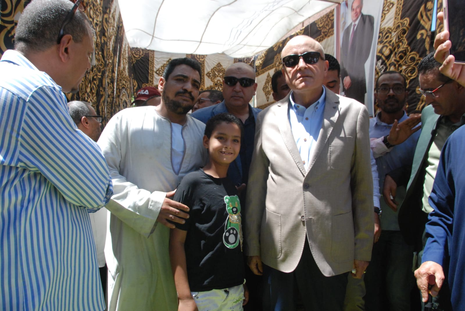 محافظ الأقصر يلتقى بطفل إسناوى ويعده بدعم سقف منزلهم