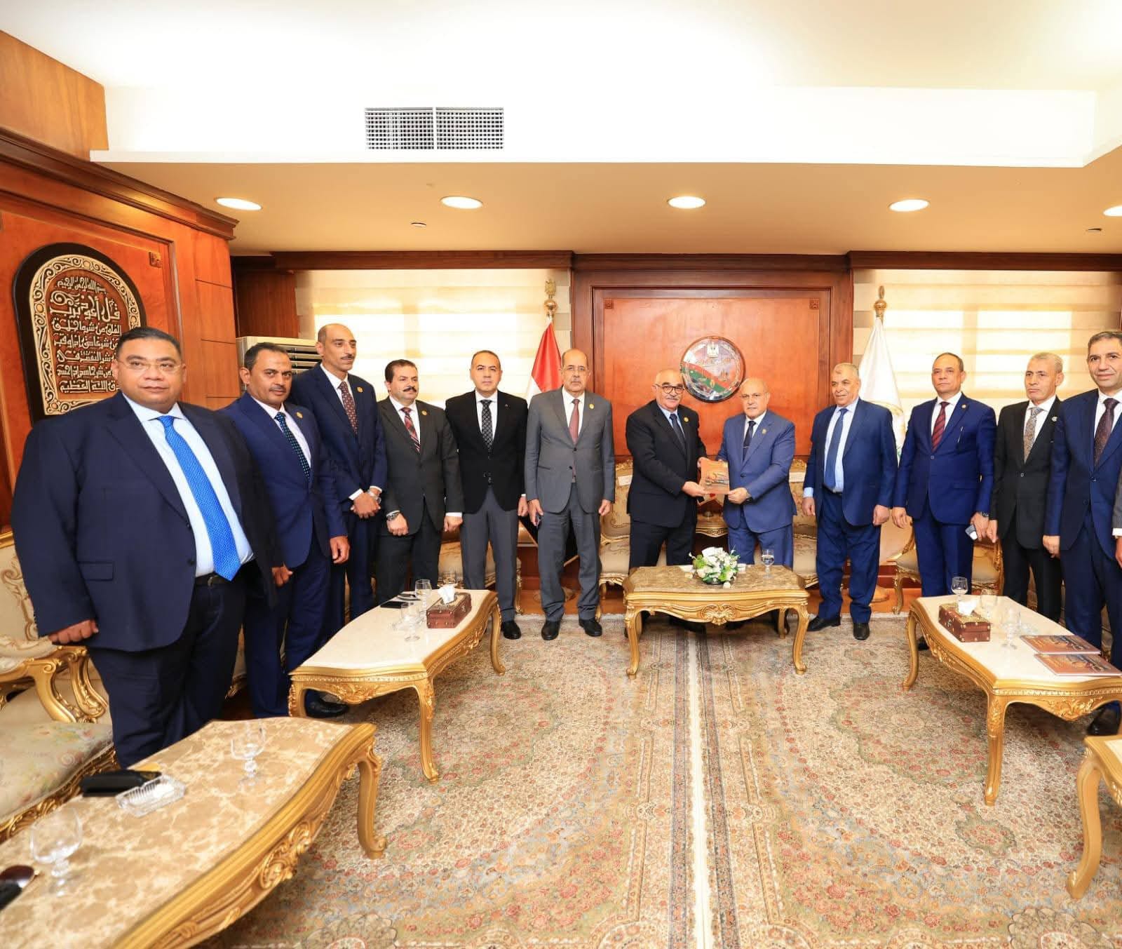 رئيس هيئة قضايا الدولة يزور المستشار محمد الشناوى في مكتبه  (4)