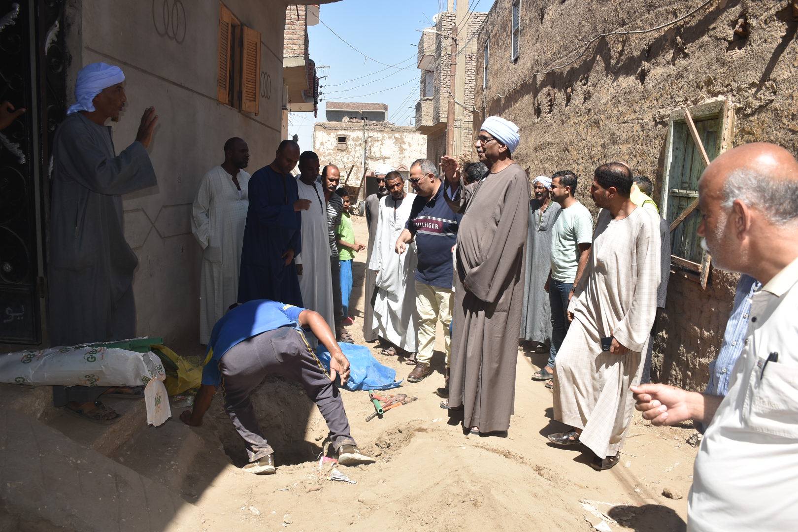 متابعة أعمال إحلال وتجديد خط مياه حاجر الأقالته غرب الأقصر متابعة أعمال إحلال وتجديد خط مياه حاجر الأقالته غرب الأقصر