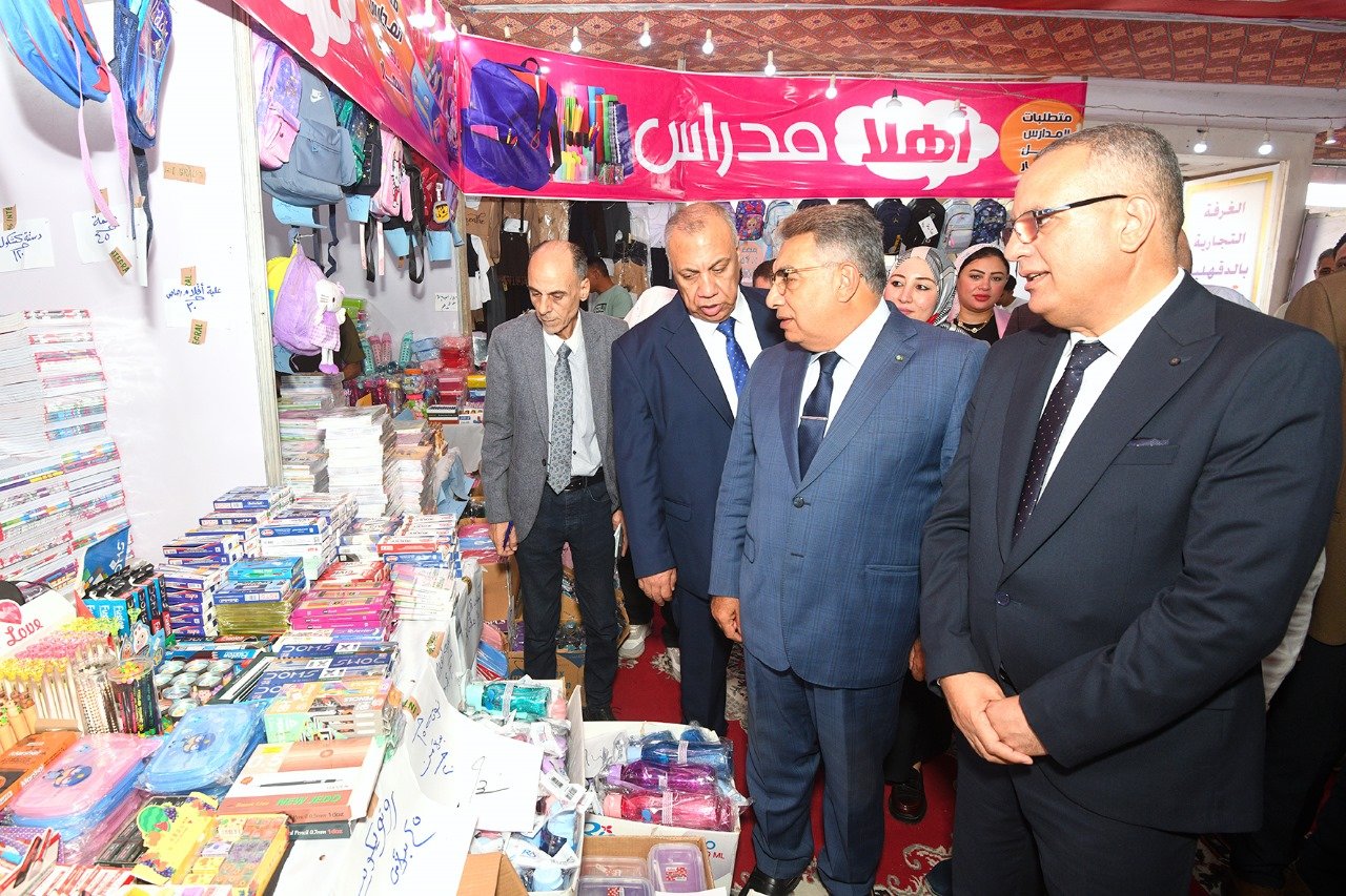 محافظ الدقهلية خلال افتتاح معرض أهلا مدارس