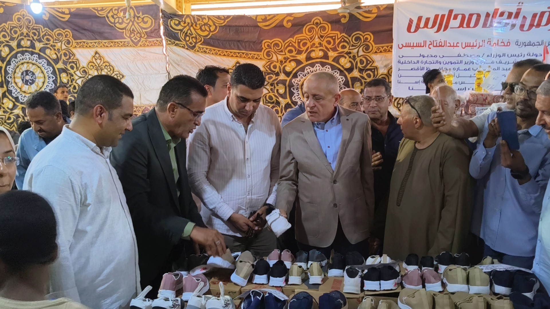 محافظ الأقصر يفتتح معرض أهلاً مدارس بمدينة إسنا