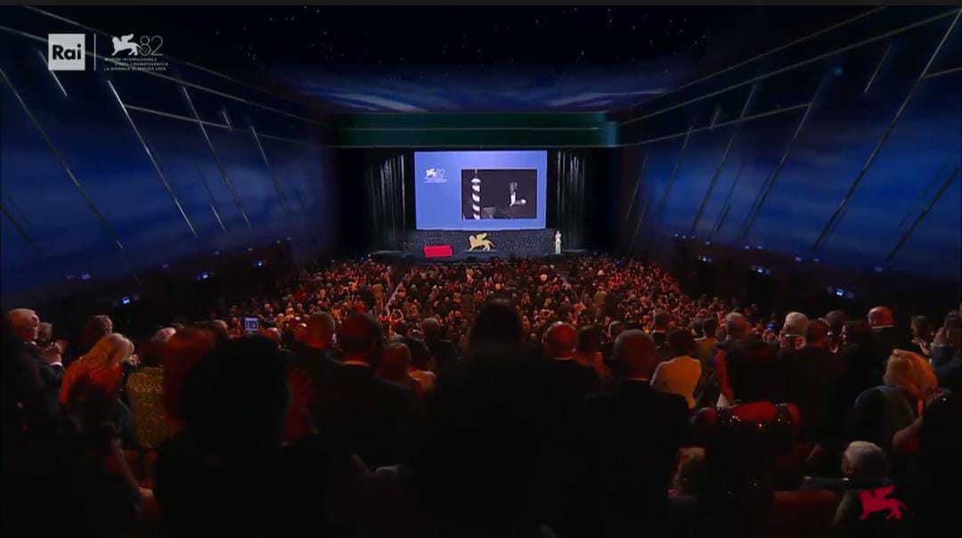 الحضور يقفون حدادا على الراحل جورجيو أرماني (1)