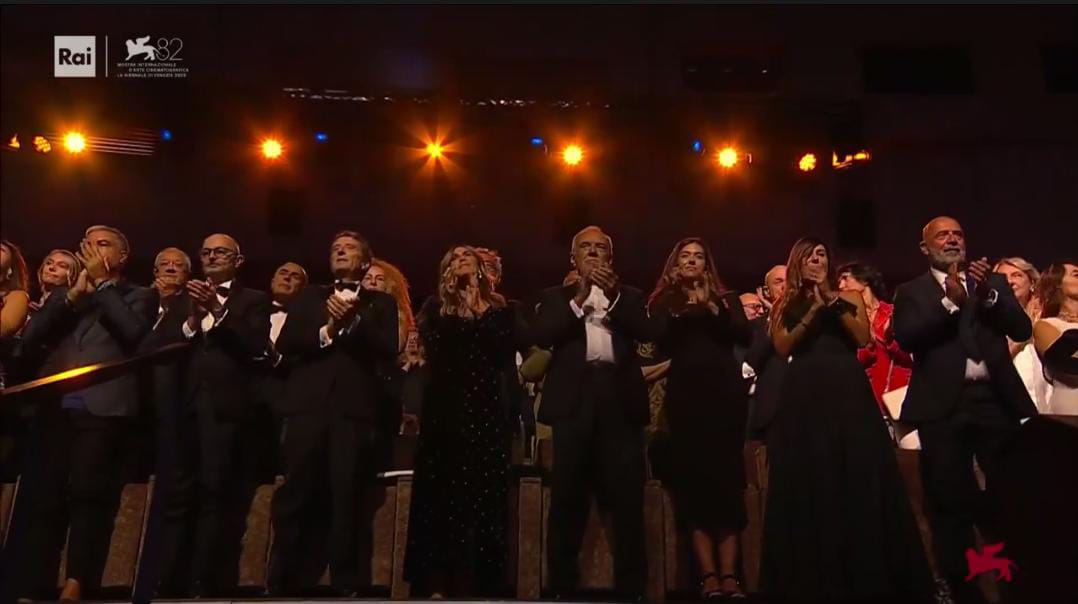 الحضور يقفون حدادا على الراحل جورجيو أرماني (2)