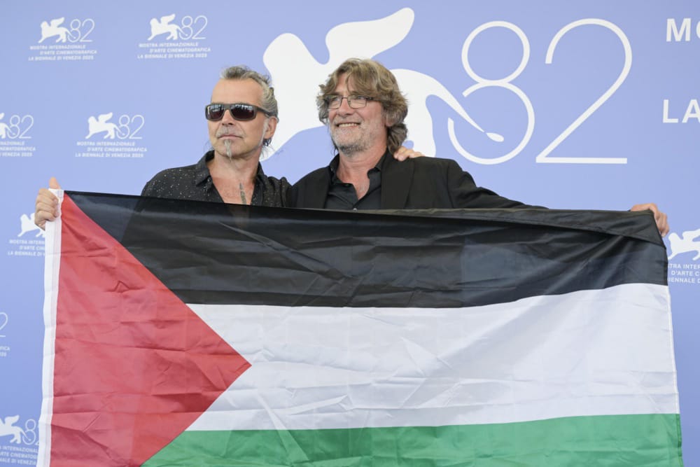 مغنى الروك بييرو بيلو يرفع علم فلسطين (2)