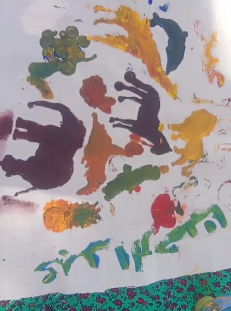 رسومات لحيوانات طبعها الطفل عبد الرحمن المشارك في الفعالية