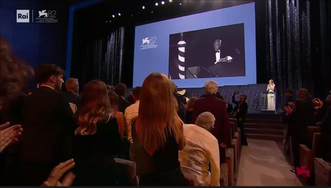 الحضور يقفون حدادا على الراحل جورجيو أرماني (3)