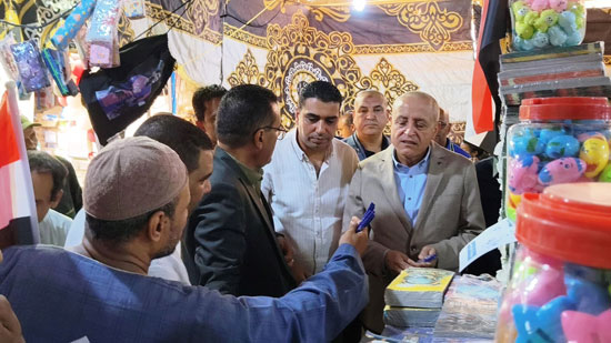 جولة داخل معرض أهلاً مدارس بمدينة إسنا بتخفيضات