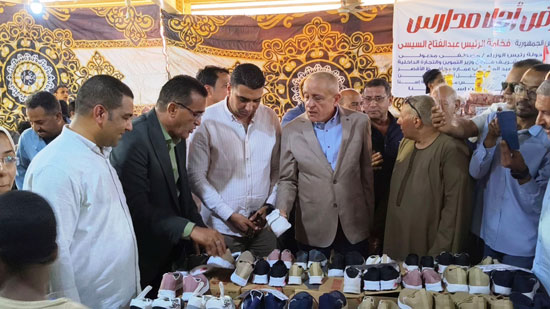 محافظ الأقصر يفتتح معرض أهلاً مدارس بمدينة إسنا