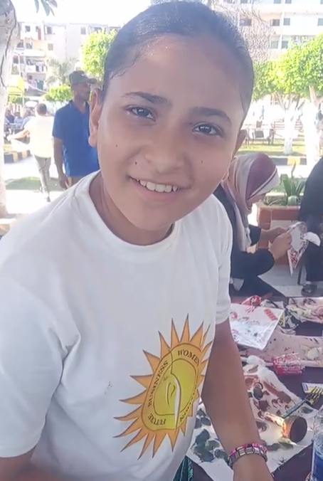 الطفلة ندا تعلمت طباعة الصور على القماش