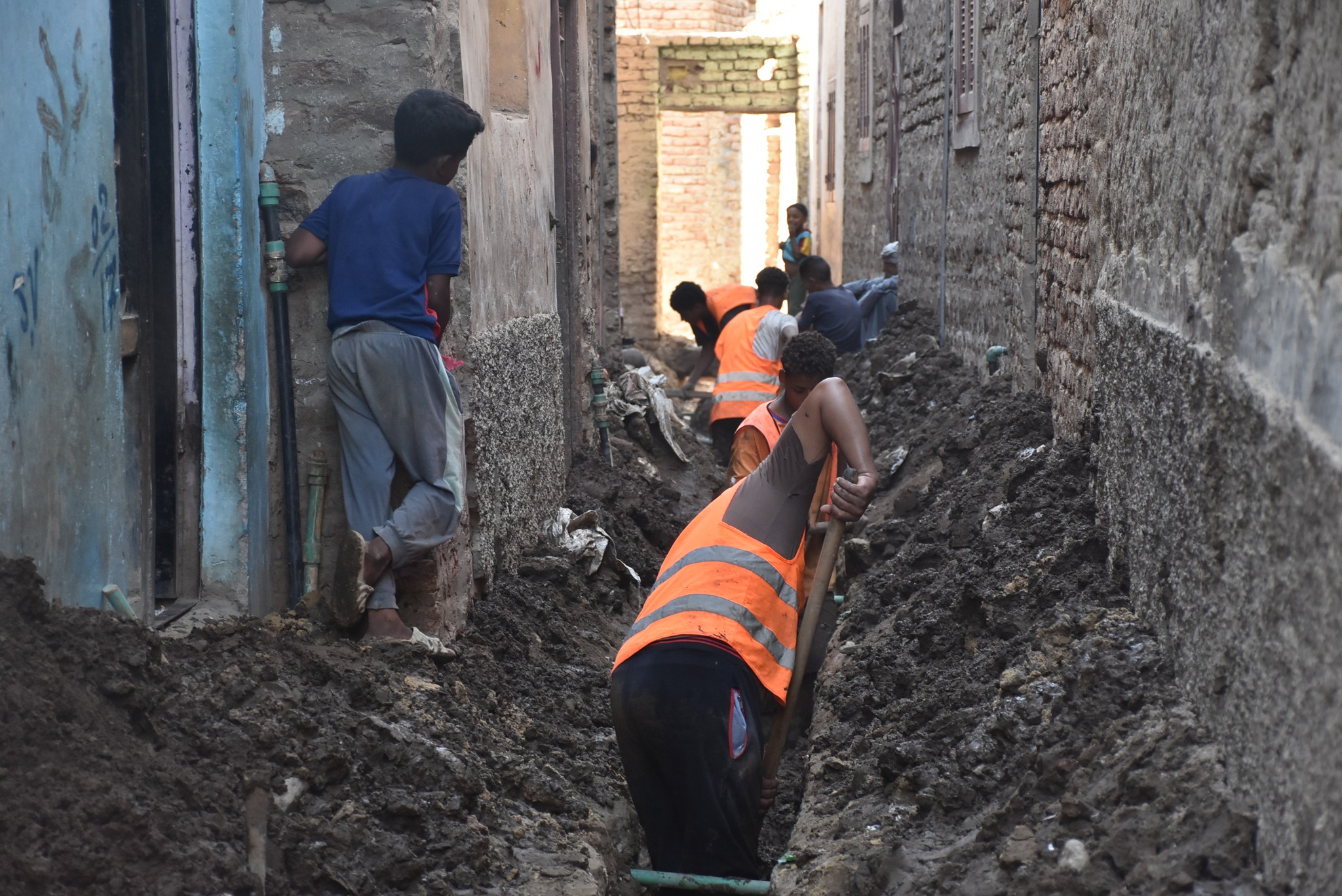 العمل فى تركيب الوصلات المنزلية بقري حياة كريمة