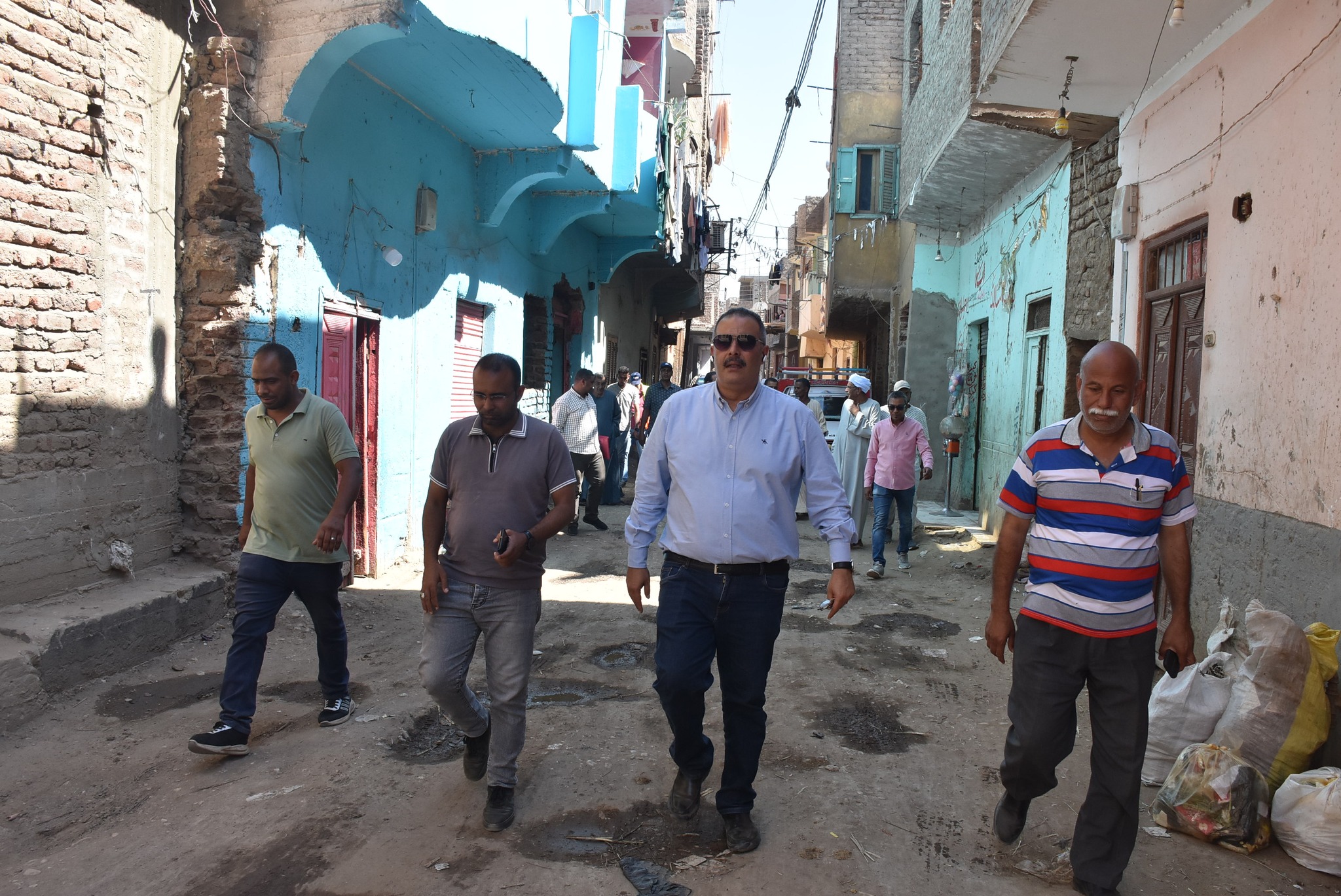 رئيس مياه الأقصر يتفقد الوصلات المنزلية للصرف الصحي بقرى حياة كريمة