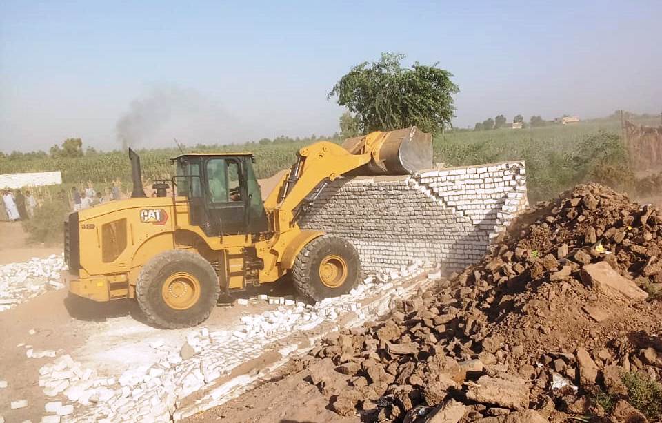 جانب من تنفيذ الإزالات بأسوان جانب من تنفيذ الإزالات بأسوان