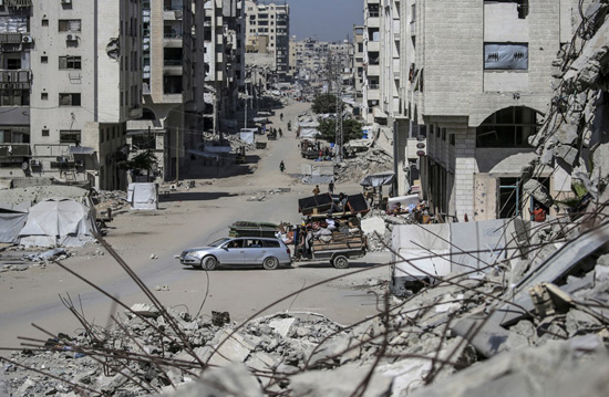 فلسطينيون يفرون قبل الغارة الجوية الإسرائيلية على مدينة غزة (5)