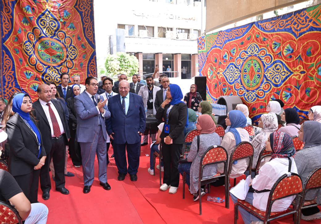 رئيس جامعة القاهرة يستقبل الطلاب خلال توقيع الكشف الطبى
