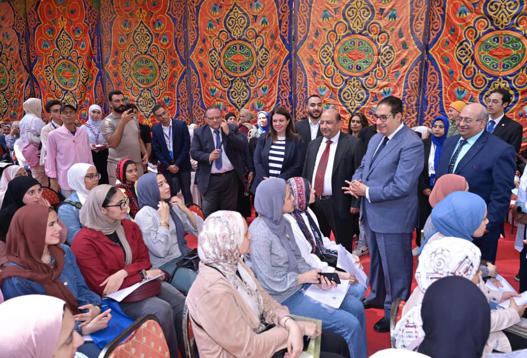 جولة رئيس جامعة القاهرة على الطلاب خلال توقيع الكشف الطبى