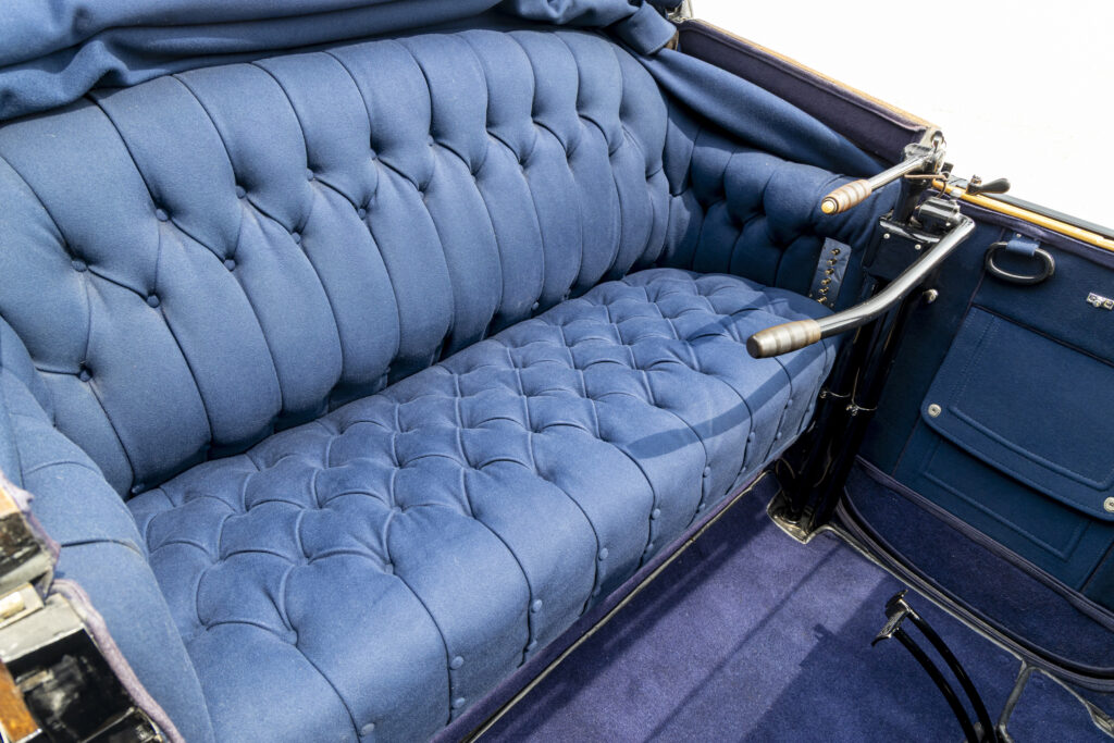 السيارة من الداخل السيارة من الداخل