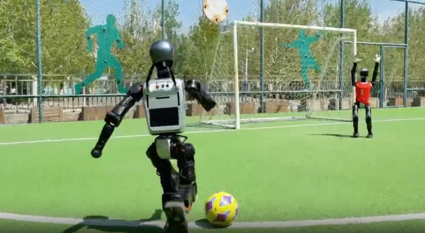 الروبوتات تلعب كرة القدم
