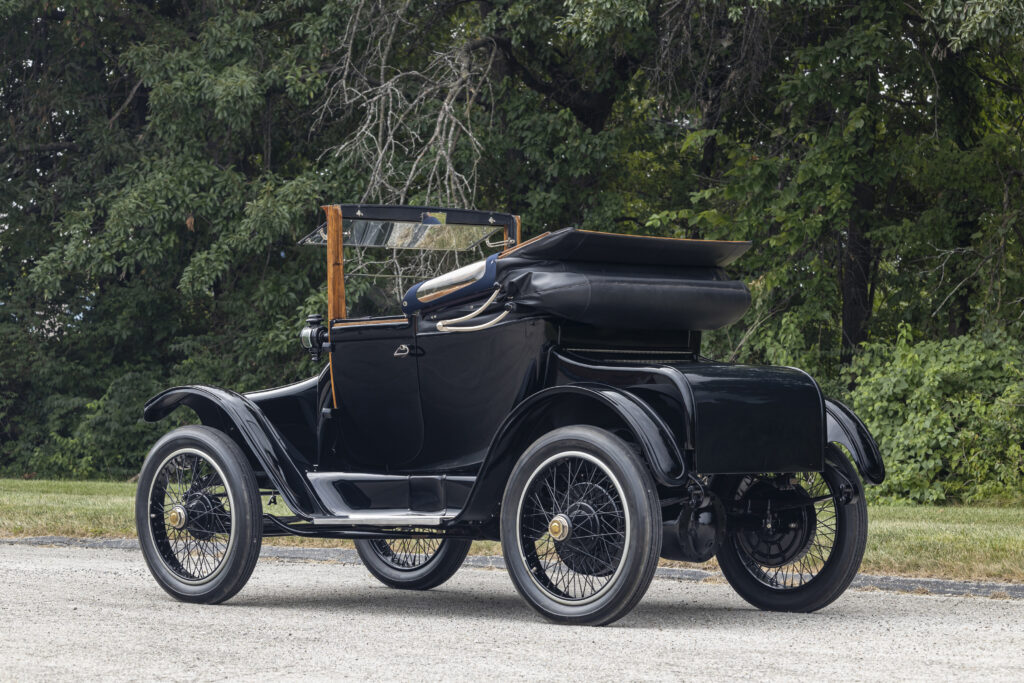 سيارة عمرها أكثر من 100 عام سيارة عمرها أكثر من 100 عام