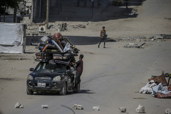 فلسطينيون يفرون قبل الغارة الجوية الإسرائيلية على مدينة غزة (3)