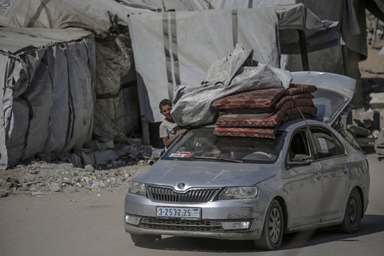 فلسطينيون يفرون قبل الغارة الجوية الإسرائيلية على مدينة غزة (4)