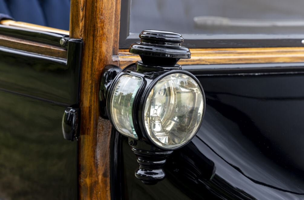 كشاف اضاءة السيارة