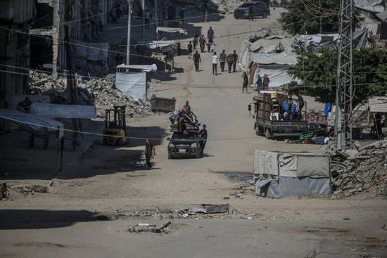 فلسطينيون يفرون قبل الغارة الجوية الإسرائيلية على مدينة غزة (2)