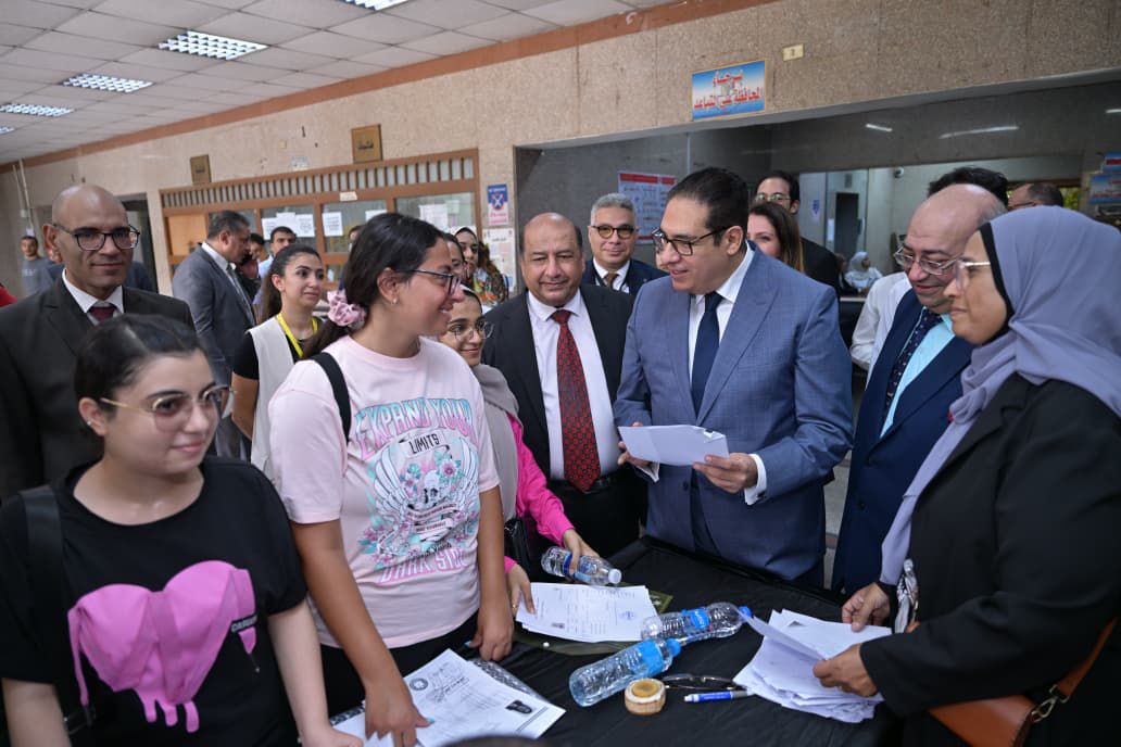 بدء توقيع الكشف الطبى على الطلاب الجدد بجامعة القاهرة