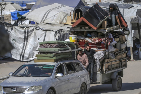 فلسطينيون يفرون قبل الغارة الجوية الإسرائيلية على مدينة غزة (6)