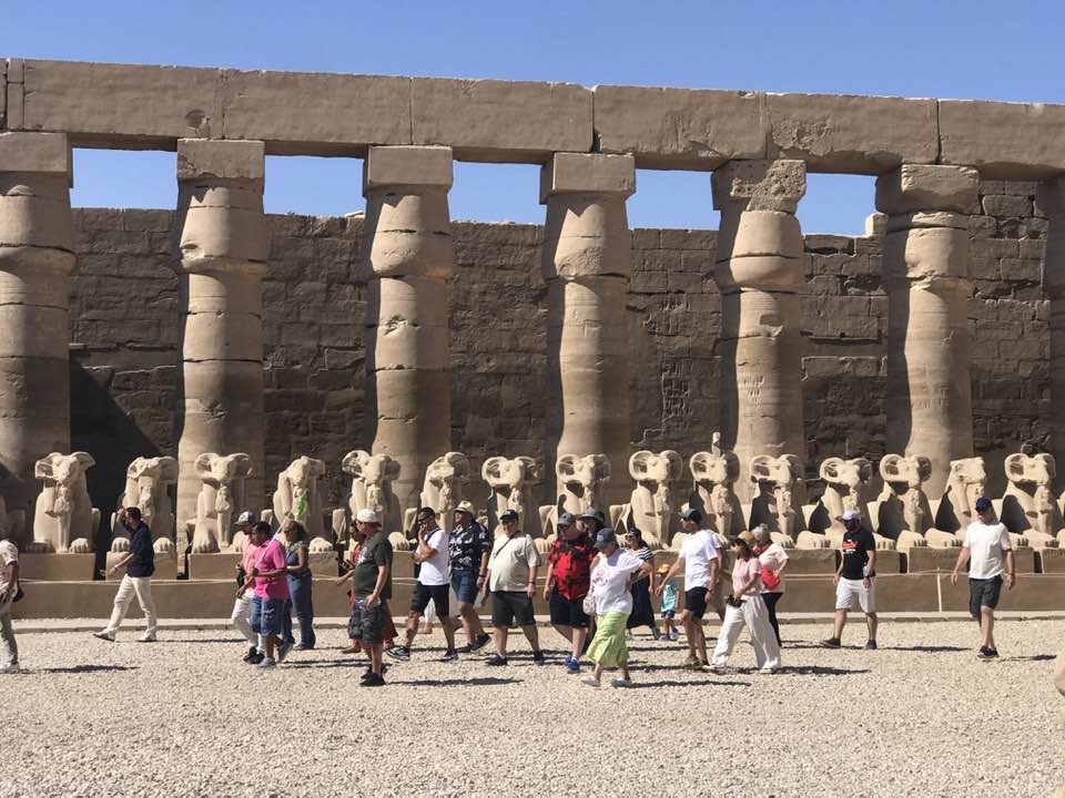 الأفواج السياحية تستمتع لشرح حول كباش الكرنك
