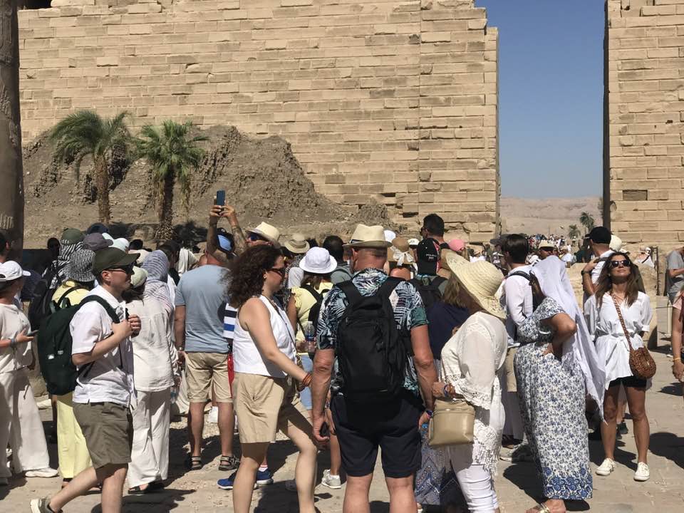 السياح يلتقطون الصور التذكارية فى معابد الأقصر