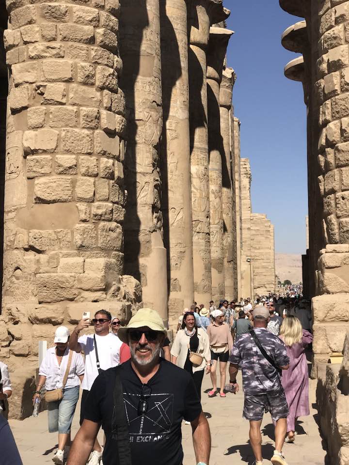 سياح العالم يستمتعون بين صالات معابد الأقصر