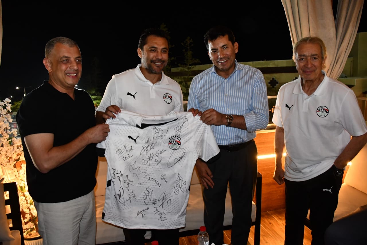 وزير الشباب والرياضة مع حلمى طولان وأحمد حسن