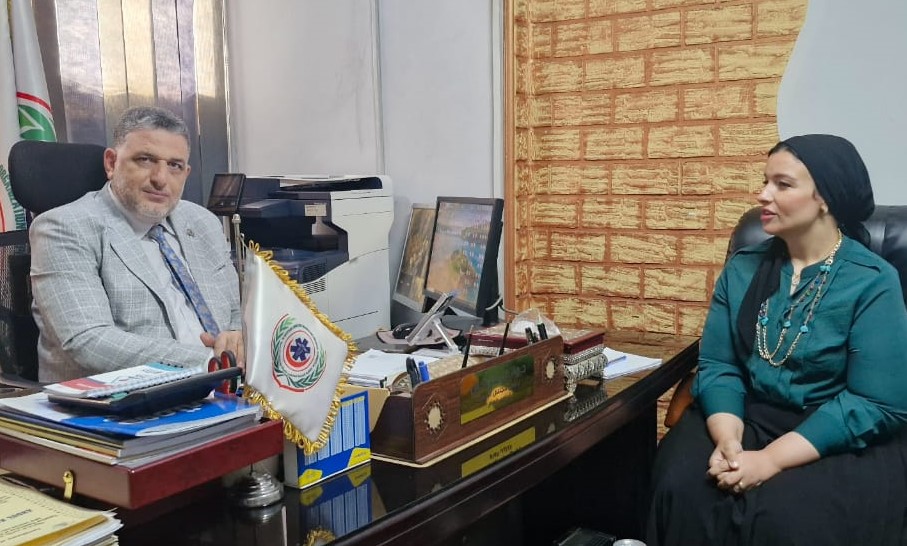 نقيب العاملين بالإسعاف مع الصحفية آية دعبس