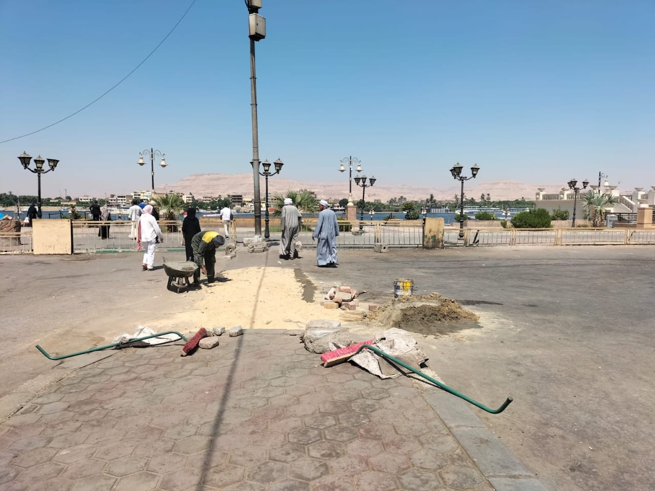 حملة نظافة بمحيط شارع مستشفى الكرنك وميدان الملك عبد الله حملة نظافة بمحيط شارع مستشفى الكرنك وميدان الملك عبد الله