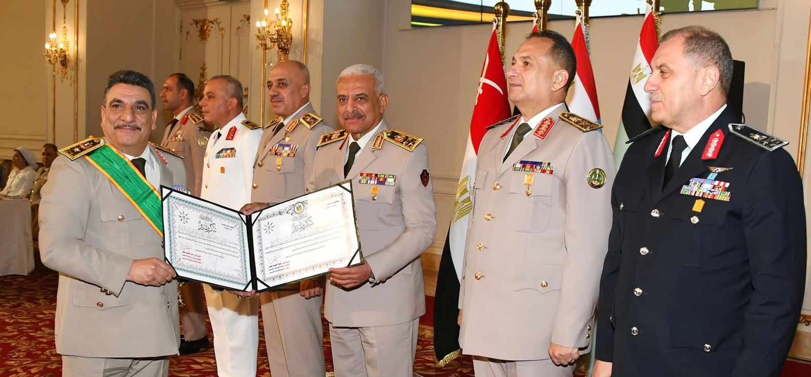 وزير الدفاع يكرم قادة القوات المسلحة الذين أوفوا العطاء بالقوات المسلحة (14)