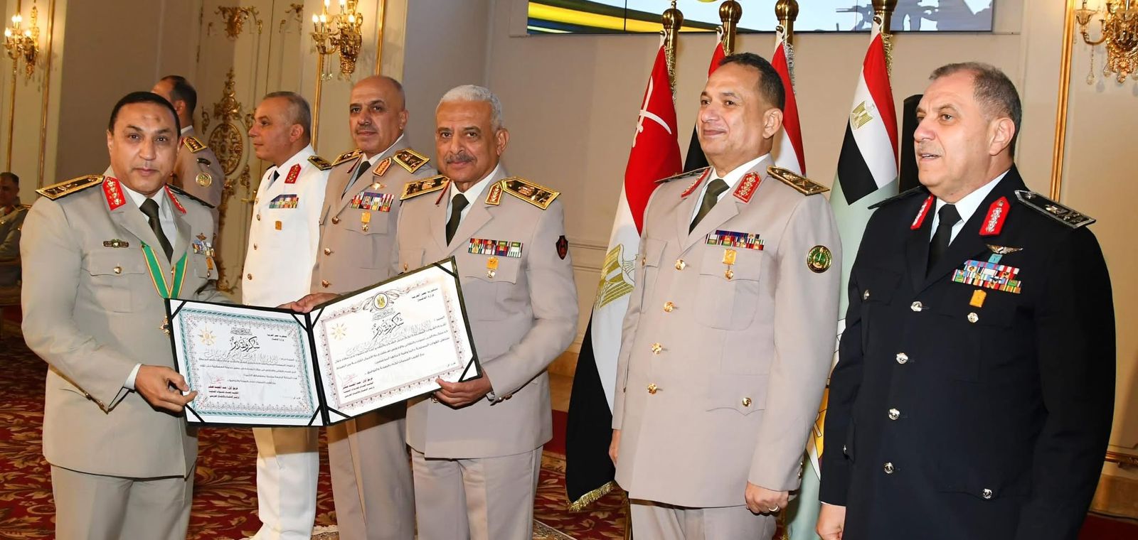 وزير الدفاع يكرم قادة القوات المسلحة الذين أوفوا العطاء بالقوات المسلحة (9)