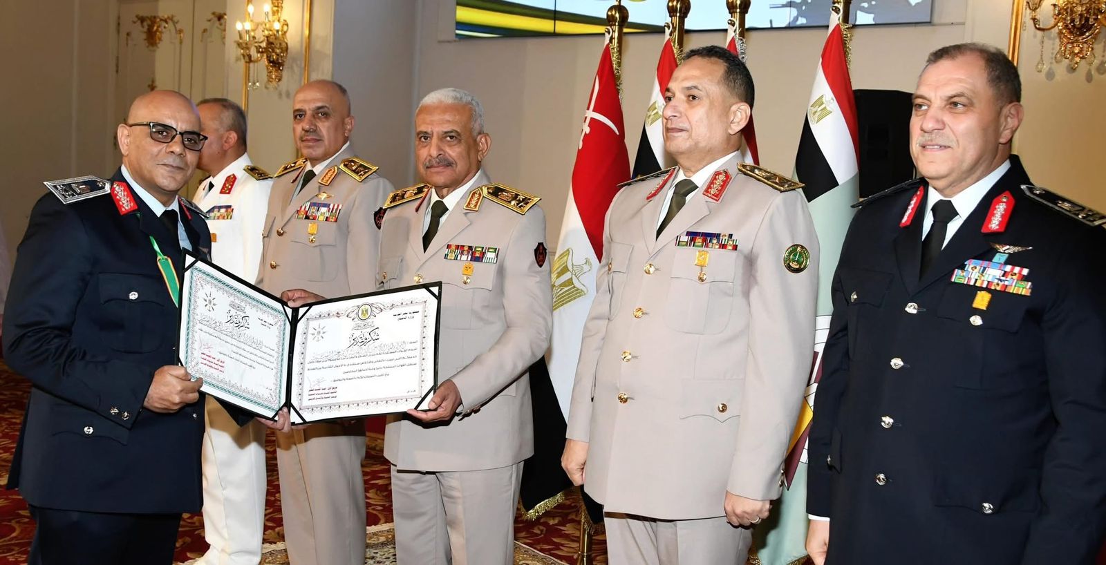 وزير الدفاع يكرم قادة القوات المسلحة الذين أوفوا العطاء بالقوات المسلحة (11)