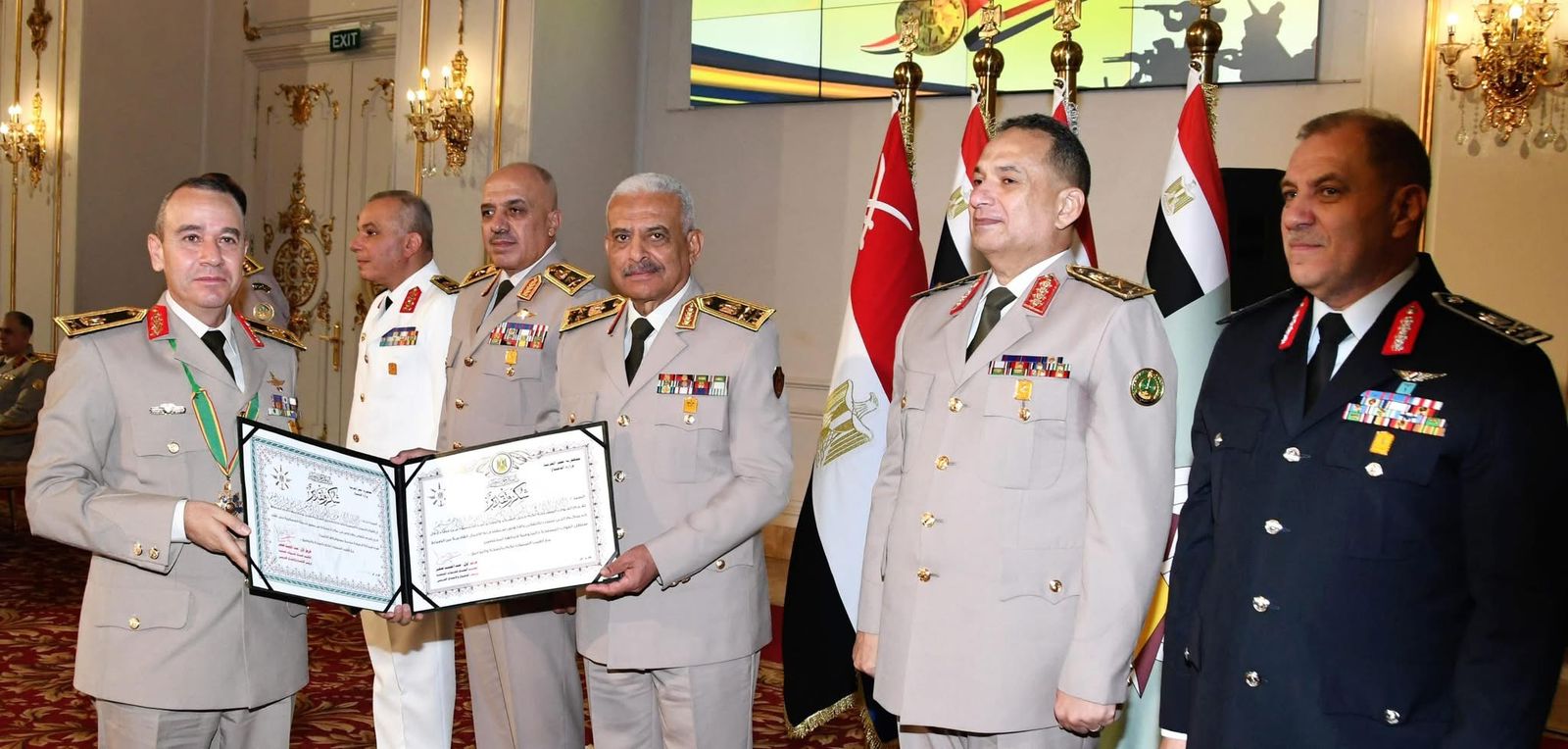 وزير الدفاع يكرم قادة القوات المسلحة الذين أوفوا العطاء بالقوات المسلحة (7)