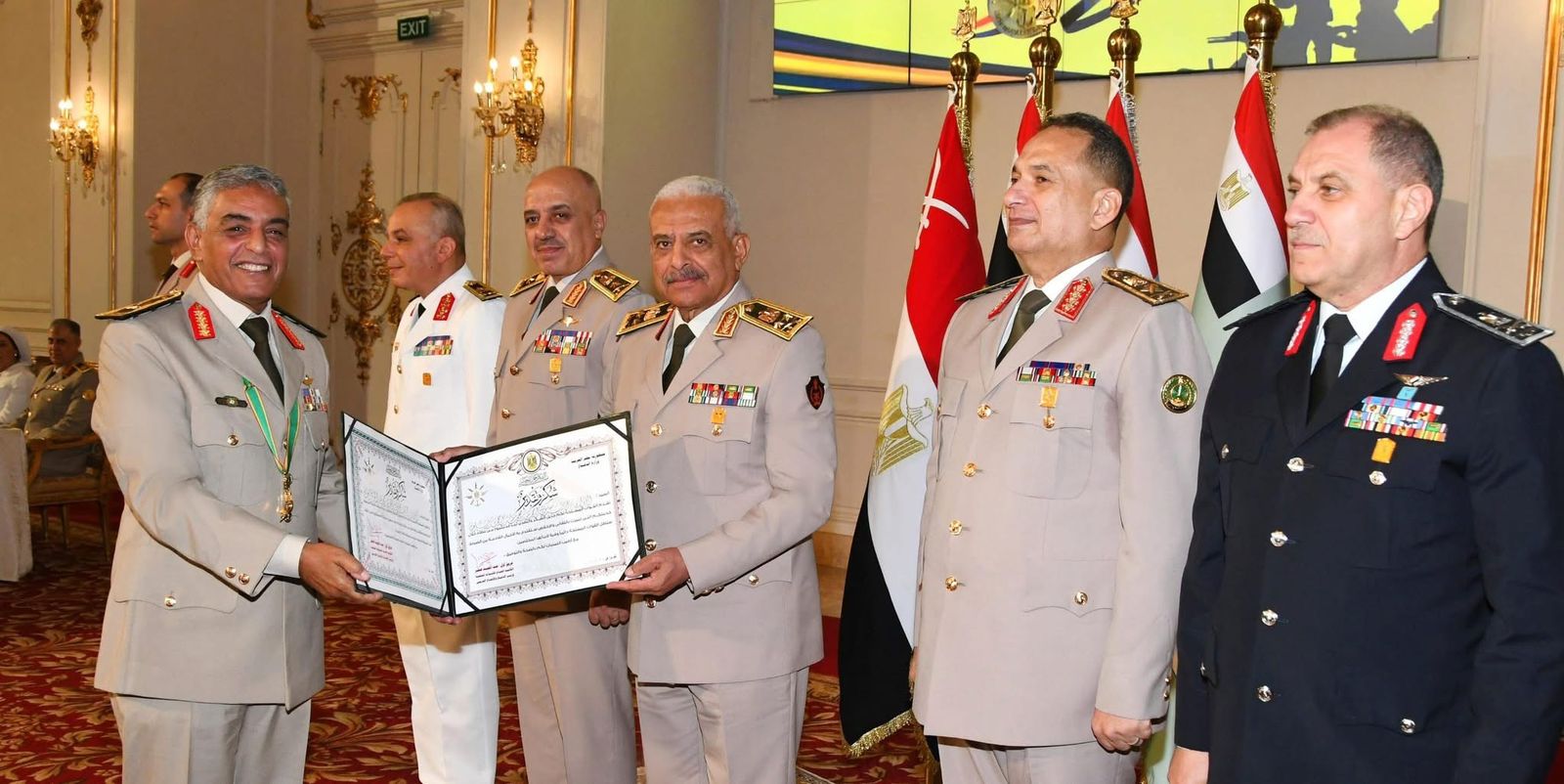وزير الدفاع يكرم قادة القوات المسلحة الذين أوفوا العطاء بالقوات المسلحة (10)