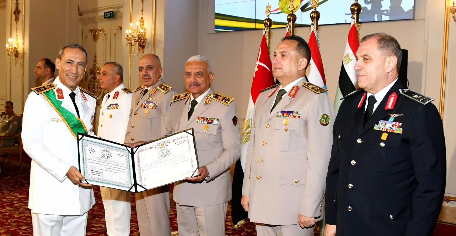 وزير الدفاع يكرم قادة القوات المسلحة الذين أوفوا العطاء بالقوات المسلحة (13)