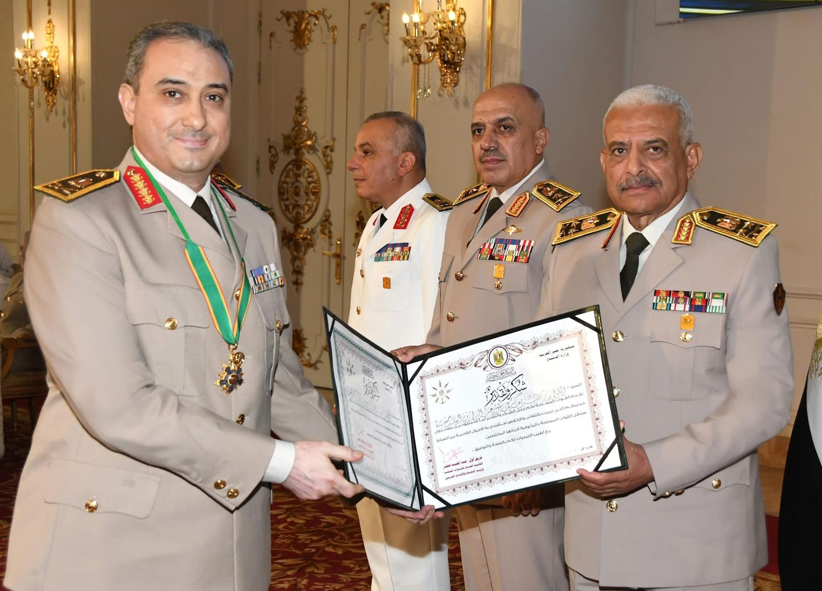 وزير الدفاع يكرم قادة القوات المسلحة الذين أوفوا العطاء بالقوات المسلحة (3)