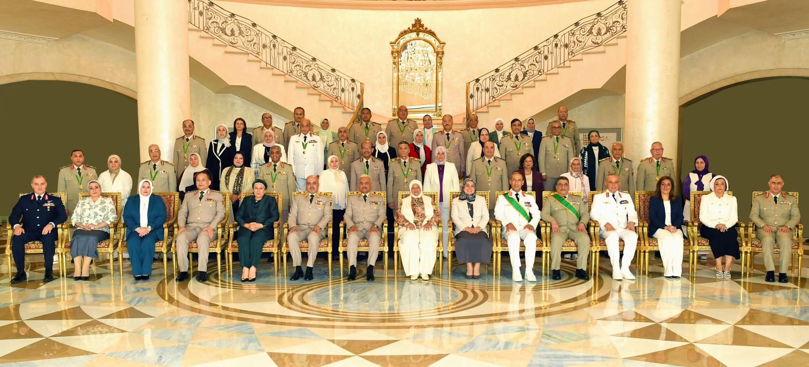 وزير الدفاع يكرم قادة القوات المسلحة الذين أوفوا العطاء بالقوات المسلحة (1)